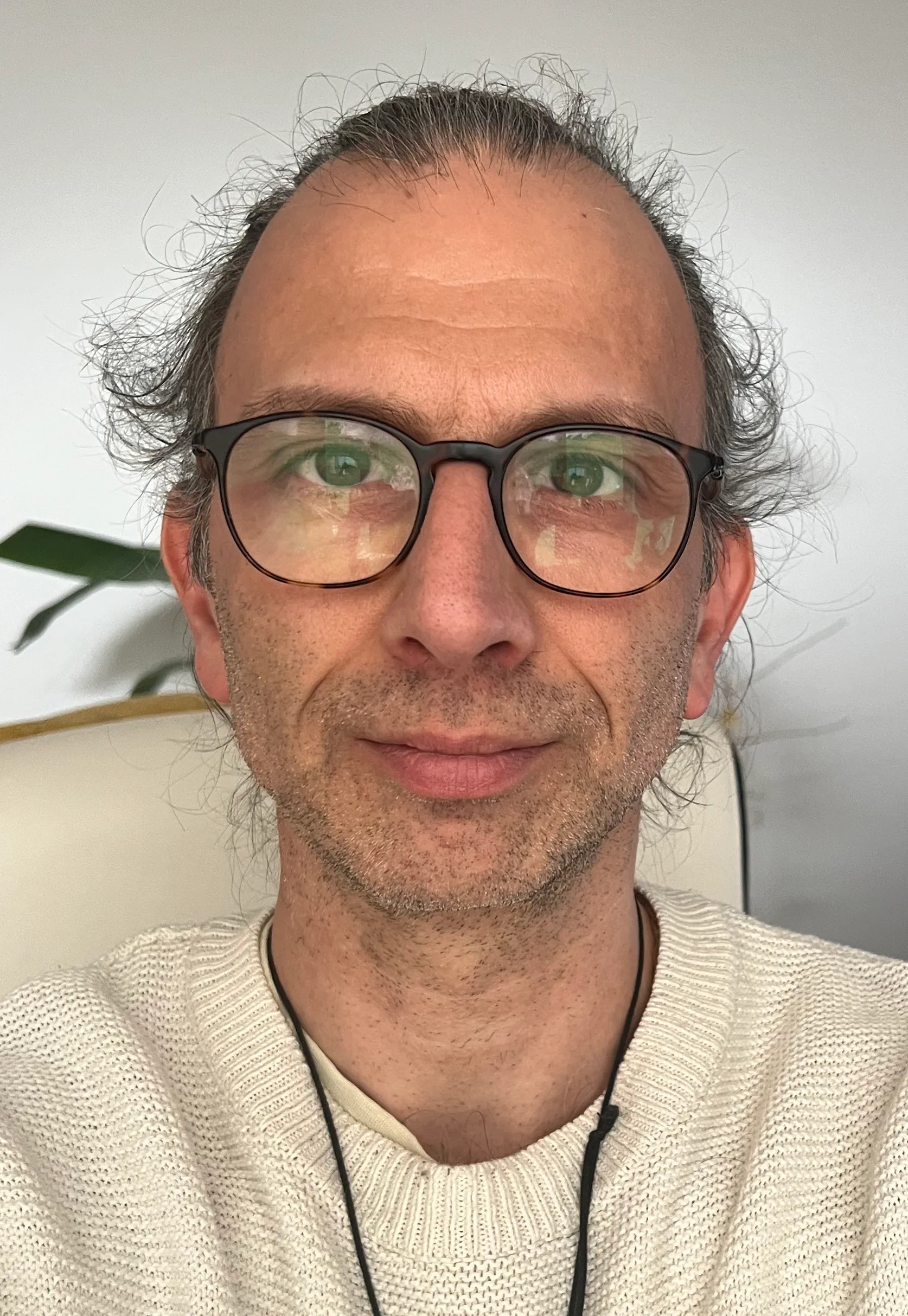 Marco Penitenti ricerca nella pedagogia teatrale e crescita personale dal 2011. Propone percorsi, di gruppo e individuali, per lo Star Bene e l'Evoluzione di sé stessi.